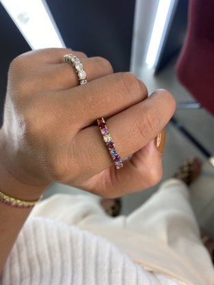 Aliança Inteira Lanzara em Ouro Amarelo com Esmeralda, Rubi, Turmalina e Pedras Brasileiras.