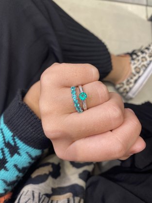 Solitário Lanzara ouro branco com esmeralda e diamantes