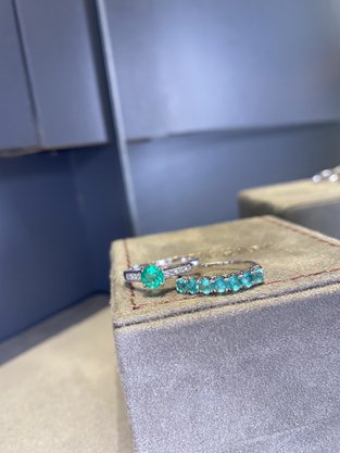 Solitário Lanzara ouro branco com esmeralda e diamantes