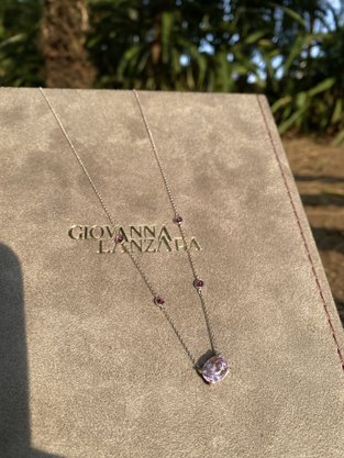 Cola Lanzara choker Ouro Branco com Kunzita Oval e Rodolitas.