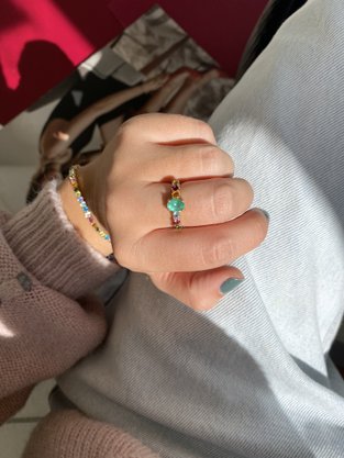 Anel Lanzara em Ouro Amarelo com Esmeralda e Pedras Brasileiras