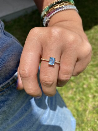 Anel em Ouro Amarelo com Topázio Azul e Diamantes