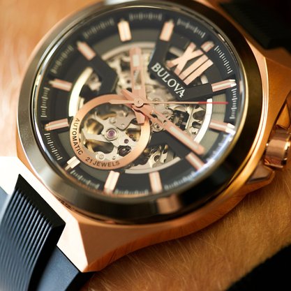 Relógio Bulova classic rose e pulseira borracha preto 98A177