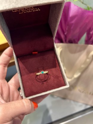 Solitário ouro amarelo com esmeralda e diamantes