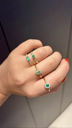 Solitário ouro amarelo com esmeralda e diamantes