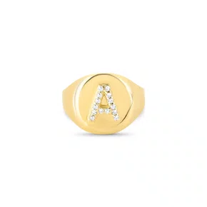 Anel em Ouro amarelo com letra Personalizado com zircônia.